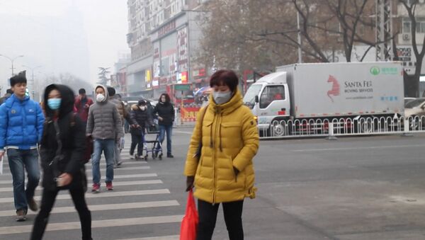 Смог накрыл улицы Пекина и вынудил горожан надеть защитные маски