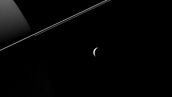 Опубликовано изображение спутника Сатурна Тефии в виде полумесяца