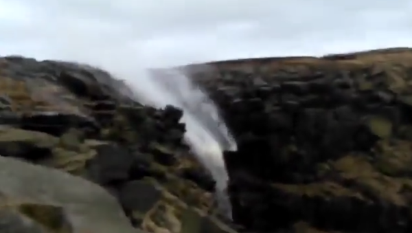Шторм в Великобритании заставил водопад течь вверх