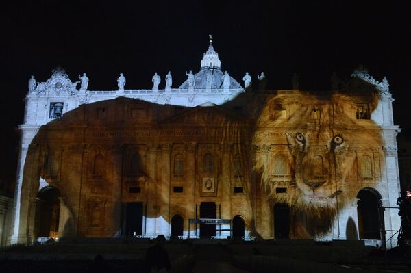 Фотопроекция на фасаде Базилики Святого Петра в Ватикане во время светового шоу Fiat Lux, осветим наш общий дом