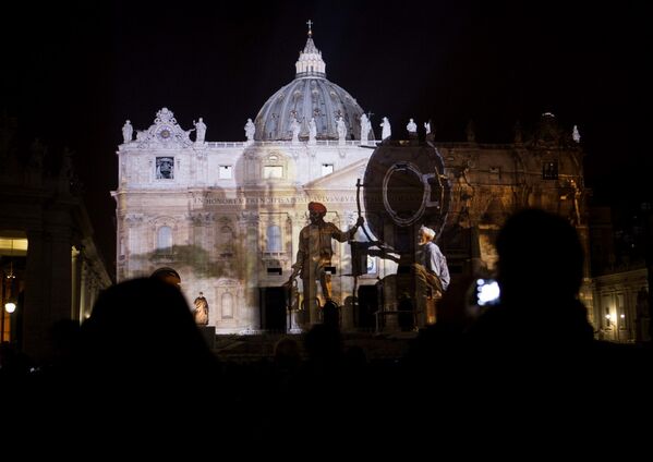 Фотопроекция на фасаде и куполе Базилики Святого Петра в Ватикане во время светового шоу Fiat Lux, осветим наш общий дом