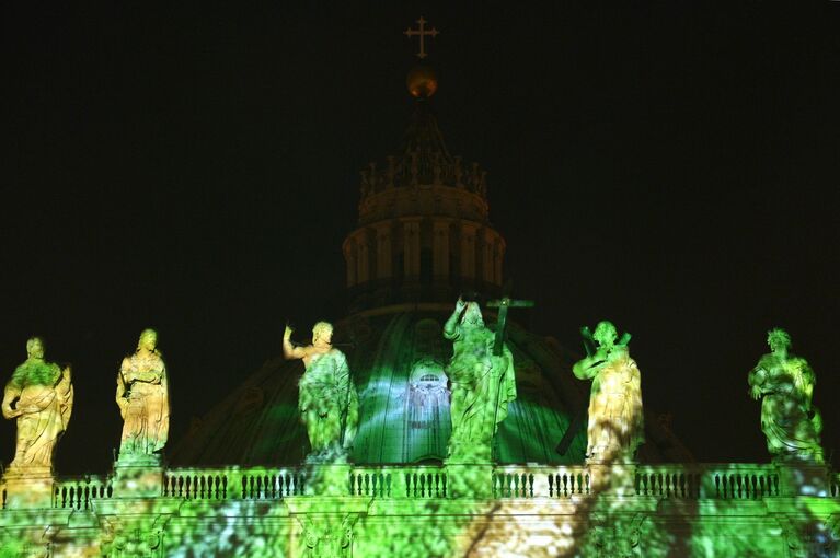 Фотопроекция на фасаде и куполе Базилики Святого Петра в Ватикане во время светового шоу Fiat Lux, осветим наш общий дом