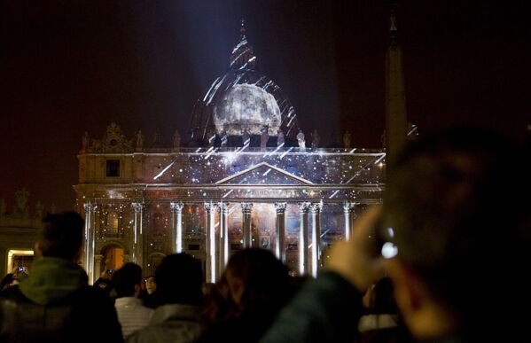 Фотопроекция на фасаде Базилики Святого Петра в Ватикане во время светового шоу Fiat Lux, осветим наш общий дом