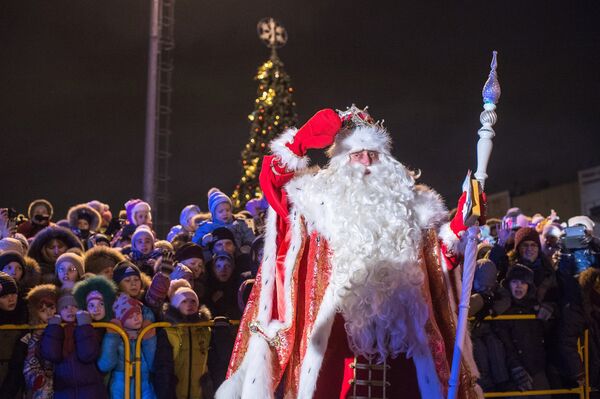 Дед Мороз из Великого Устюга возле ТК Мега в Омске