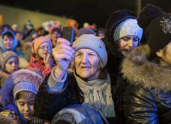 Зрители встречают Деда Мороза из Великого Устюга возле ТК Мега в Омске