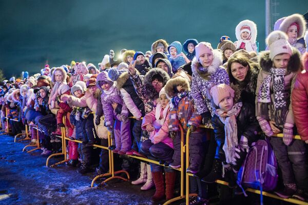 Зрители в ожидании появления Деда Мороза из Великого Устюга возле ТК Мега в Омске