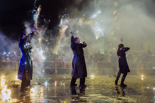 Участники огненного шоу на встрече Деда Мороза из Великого Устюга возле ТК Мега в Омске