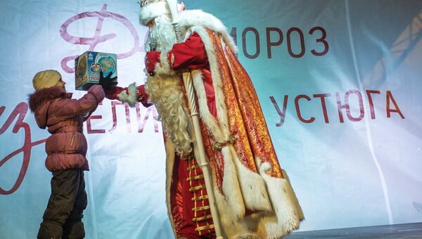 Дед Мороз из Великого Устюга возле ТК Мега в Омске