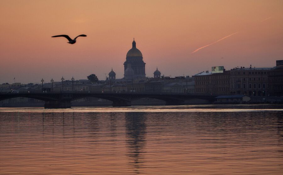 Вид на Благовещенский мост и Исаакиевский собор в Санкт-Петербурге