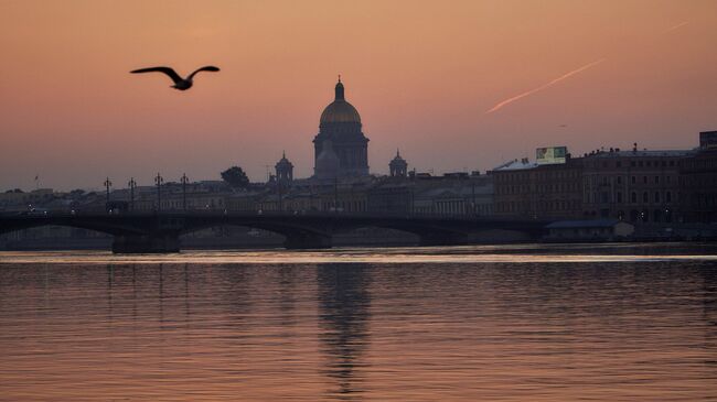 Вид на Благовещенский мост и Исаакиевский собор в Санкт-Петербурге. Архивное фото
