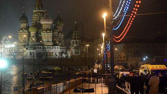 На месте убийства политика Бориса Немцова, который был застрелен на Москворецком мосту