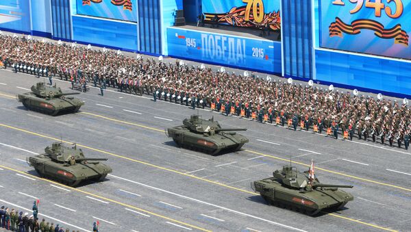 Танк Т-14 на гусеничной платформе Армата во время военного парада в ознаменование 70-летия Победы в Великой Отечественной войне 1941-1945 годов.