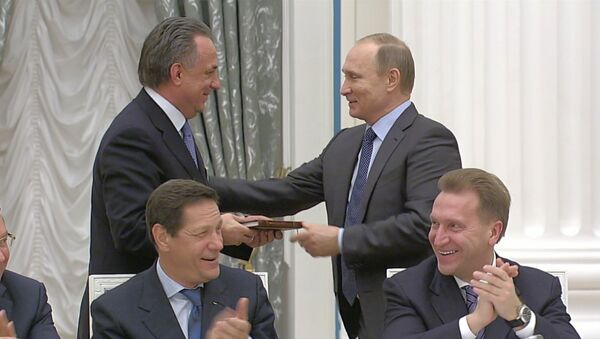 Путин поздравил Мутко с днем рождения и вручил ему англо-русский разговорник