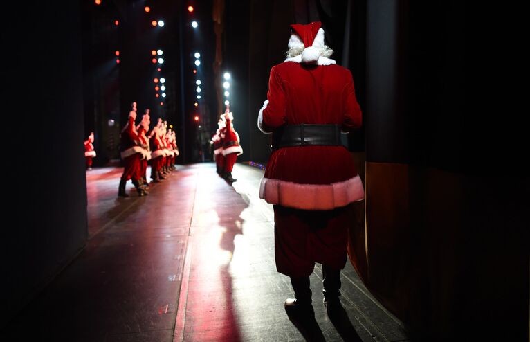 Артисты во время рождественского представления Radio City Christmas Spectacular