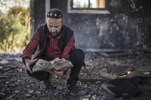 Сожженные боевиками ИГ (ДАИШ) древние христианские книги в храме Святого Георгия в провинции Эль-Хасаке на северо-востоке Сирии