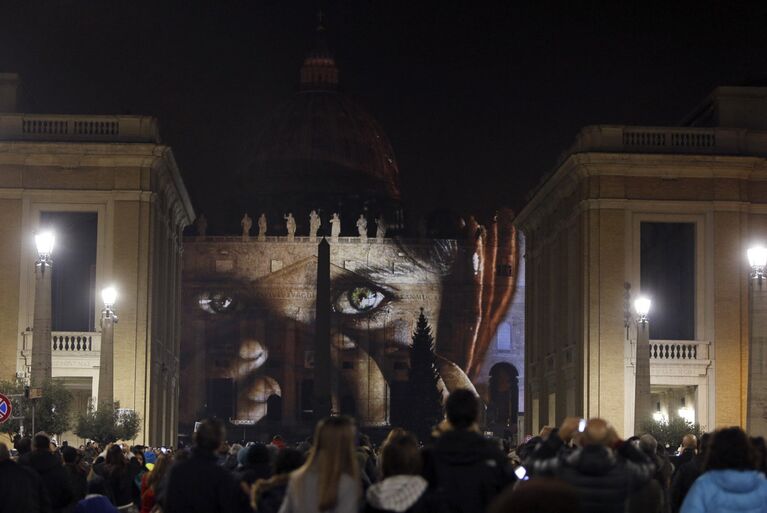 Фотопроекция на фасаде Базилики Святого Петра в Ватикане во время светового шоу Fiat Lux, осветим наш общий дом