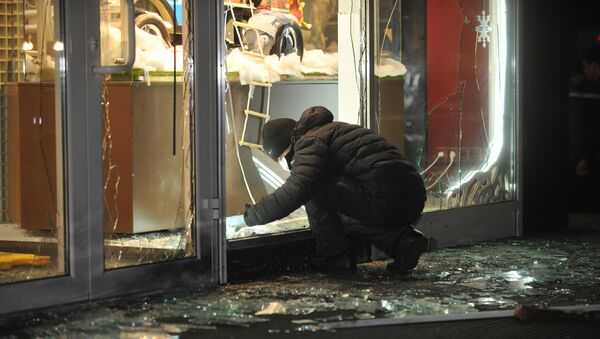 Полиция на месте взрыва в магазине Roshen в Харькове