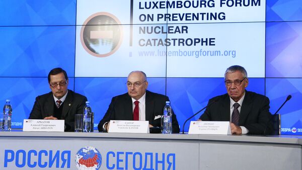 Алексей Арбатов, Вячеслав Кантор и Владимир Дворкин на пресс-конференции в МИА Россия сегодня