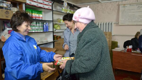Фонд продовольствия Русь раздает продукты одиноким старикам, живущим в деревнях