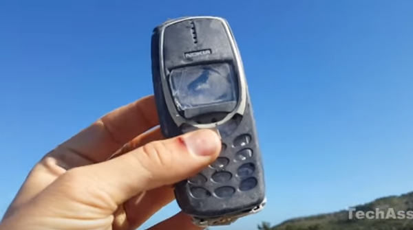 Старая добрая Nokia VS танк