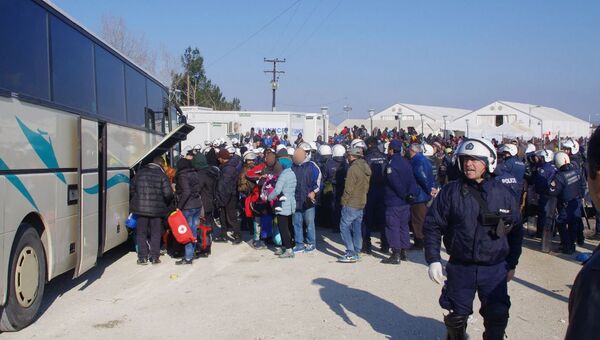 Полиция Греции вывезла мигрантов с границы с Македонией