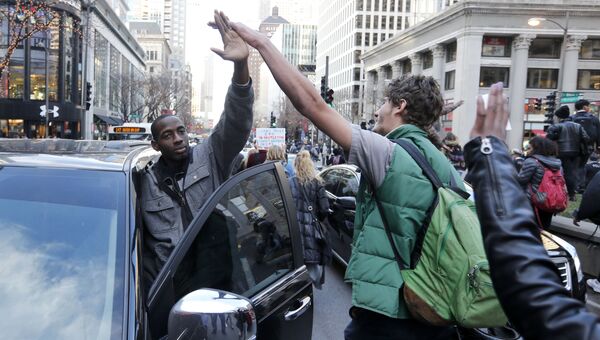 Протесты из-за убийства подростка полицейским в Чикаго