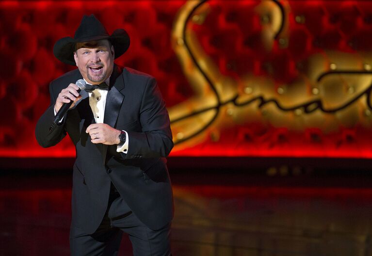 Американский исполнитель кантри-музыки Гарт Брукс во время концерта в Лас-Вегасе. 2015 год