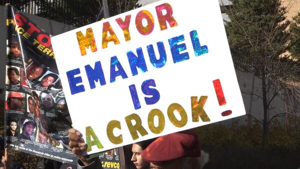 Чикагцы с плакатами Мэр - обманщик требовали отставки главы города