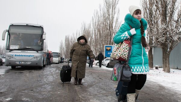 Пожилая женщина с девочкой у пропускного пункта в Донецкой области на границе Украины с Россией. Архивное фото