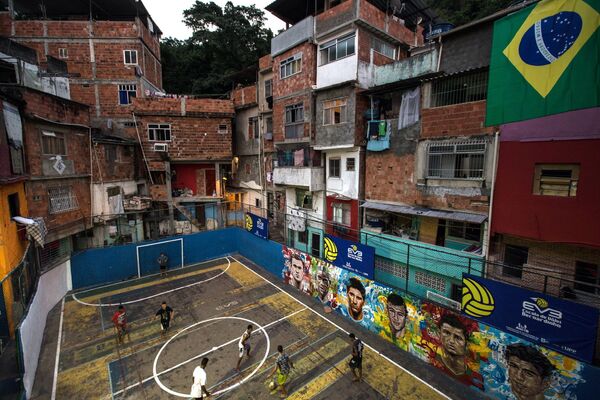 Подростки играют в футбол в фавеле Рио-де-Жанейро, Бразилия