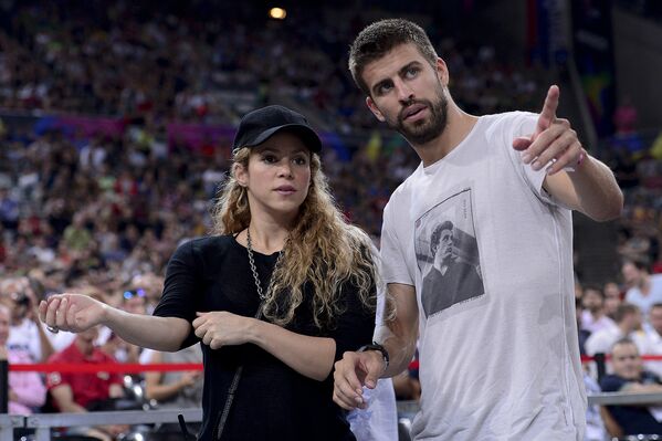 Колумбийская певица Шакира и испанский футболист Жерар Пике. 2014 год