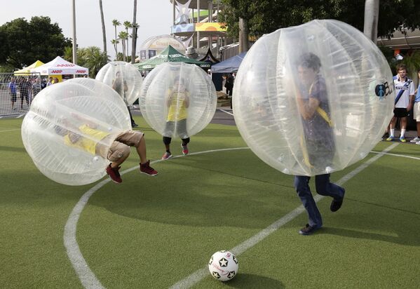 Болельщики играют в bubble soccer перед матчем между Ювентусом и Интером в Майами, США