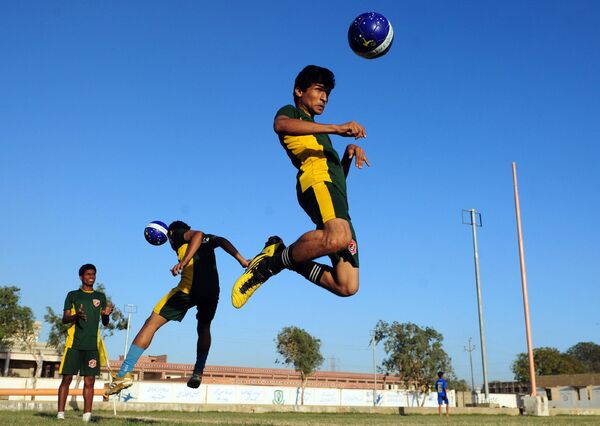 Пакистанские подростки в тренировочном лагере в Карачи перед Чемпионатом мира по уличному футболу