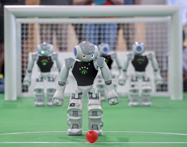 Футбольный матч роботов во время Открытого чемпионата RoboCop German Open 2015 в Магдебурге, Германия