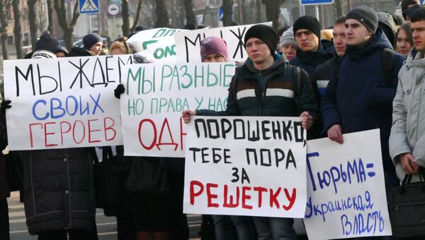 Участники митинга, проходящего под лозунгом Услышьте голос Донбасса, в Донецке