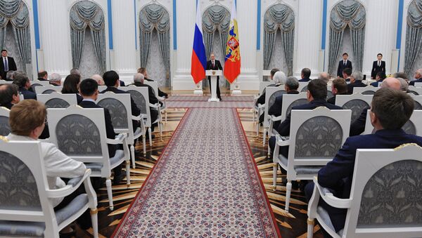 Президент России Владимир Путин выступает во время церемонии вручения государственных наград в Екатерининском зале Кремля