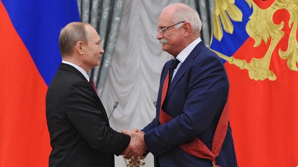 Президент России Владимир Путин и режиссёр Никита Михалков на церемонии вручения государственных наград