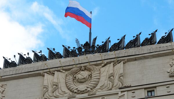 Флаг на здании министерства обороны РФ на Фрунзенской набережной в Москве. Архивное фото