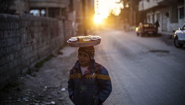 Подросток на одной из улиц в городе Камышли провинции Эль-Хасаке. Архивное фото