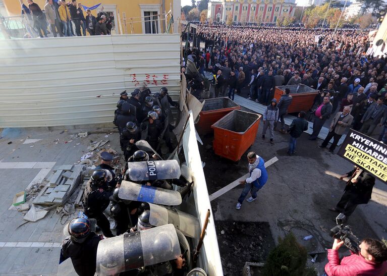 Протест у здания офиса премьер-министра в Тиране, Албания