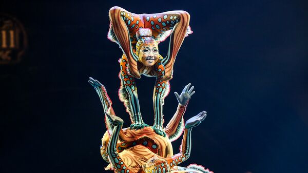 Артисты цирка Cirque du Soleil во время выступления в Лос-Анджелесе