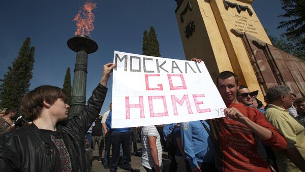 Мужчины развернули плакат Москали - go home на Холме Славы во Львове