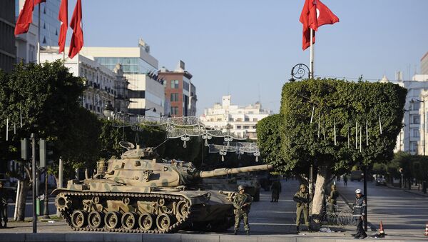 Солдаты стоят возле танка на улице Туниса. Архивное фото
