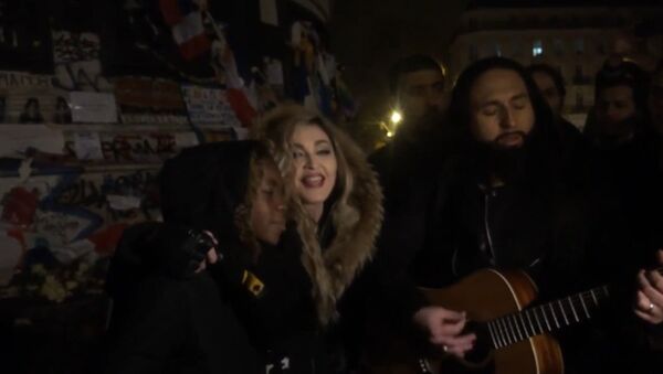 Мадонна в Париже исполнила песню Леннона Imagine в память о жертвах терактов