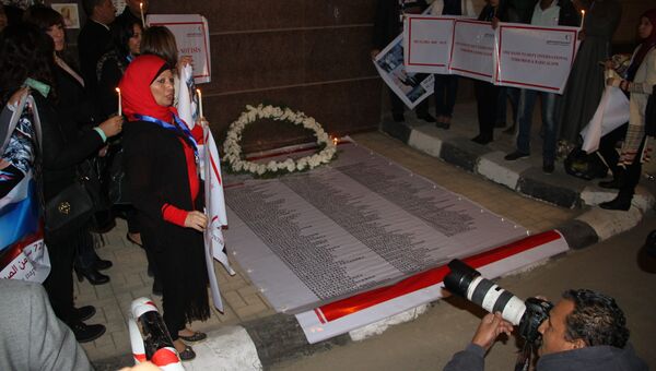 Египтяне зажгли свечи в память о жертвах крушения А321 у посольства РФ в Каире