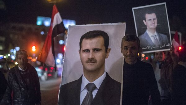 Сирийцы с портретами Башара Асада, архивное фото