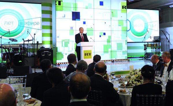 Президент России Владимир Путин выступает на выставке, посвящённой 10-летию вещания Russia Today