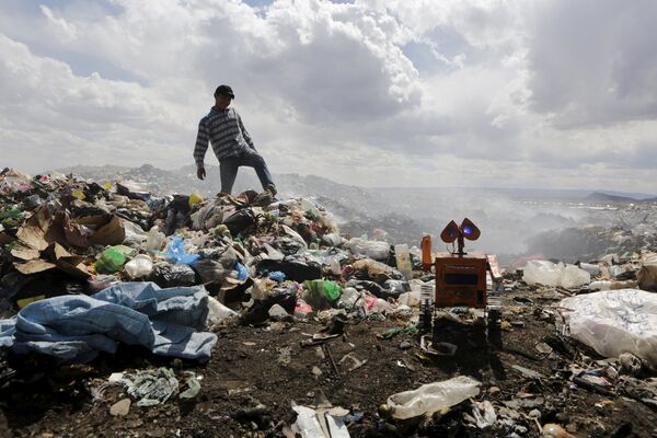 Боливийский студент собрал реплику персонажа Wall-E из мусора