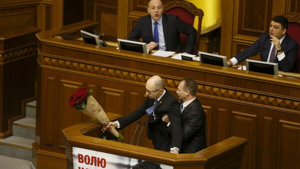 Депутат Олег Барна пытается удалить премьер-министра Арсения Яценюка с трибуны во время заседания парламента в Киеве