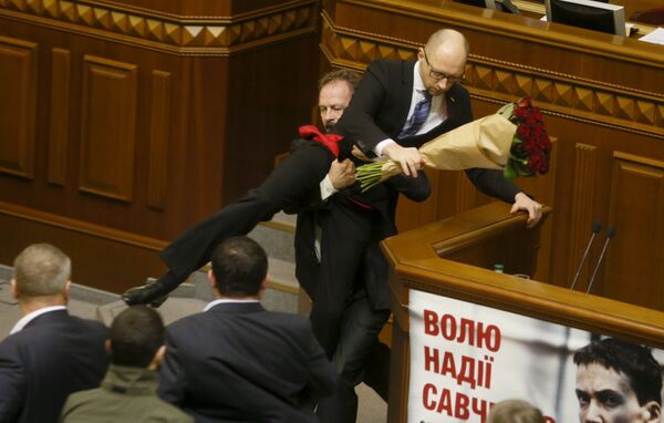 Депутат Олег Барна пытается удалить премьер-министра Арсения Яценюка с трибуны во время заседания парламента в Киеве